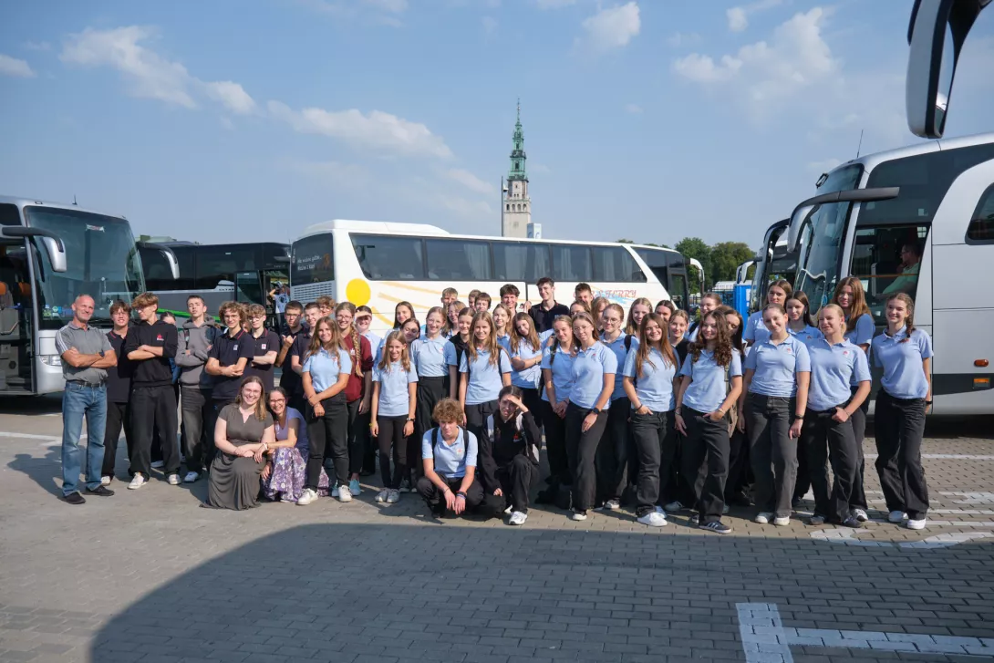 Klasy drugie liceum z wychowawcami na tle wieży jasnogórskiego sanktuarium.