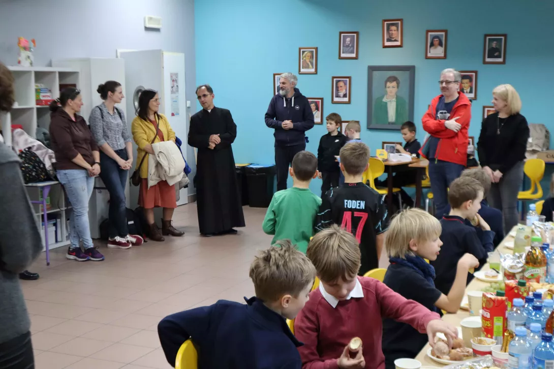 Powitanie rodziców i dzieci przez Księdza Dyrektora Roberta Bednarskiego. 