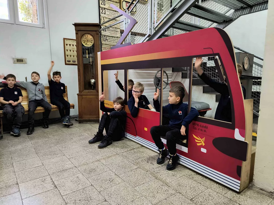 Uczniowie klasy 4b w Muzeum Komunikacji Miejskiej w Łodzi, uczniowie słuchają wykładu dot. bezpiecznych zachowań w tramwaju