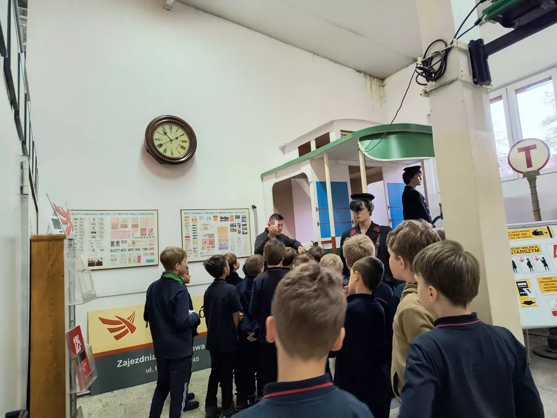 Uczniowie klasy 4b w Muzeum Komunikacji Miejskiej w Łodzi, uczniowie słuchają wykładu dot. bezpiecznego zachowania w komunikacji miejskiej