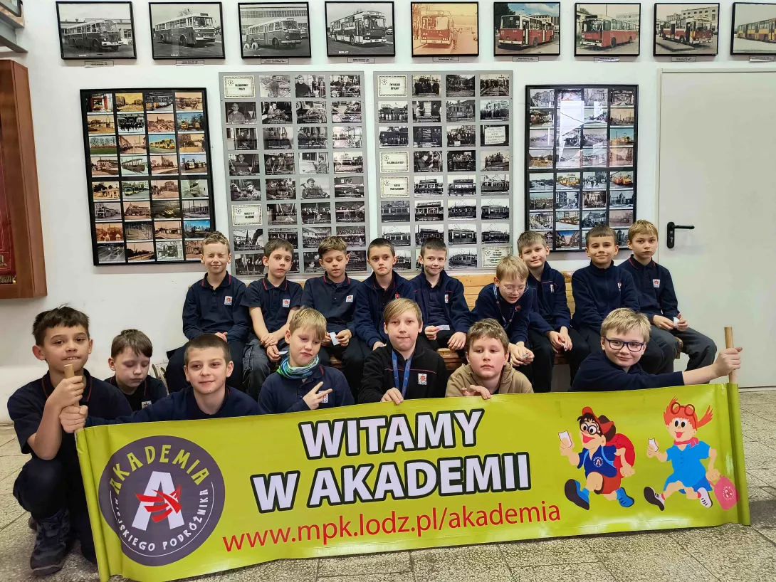 Uczniowie klasy 4b w Muzeum Komunikacji Miejskiej w Łodzi, uczniowie pozują do zdjęcia grupowego