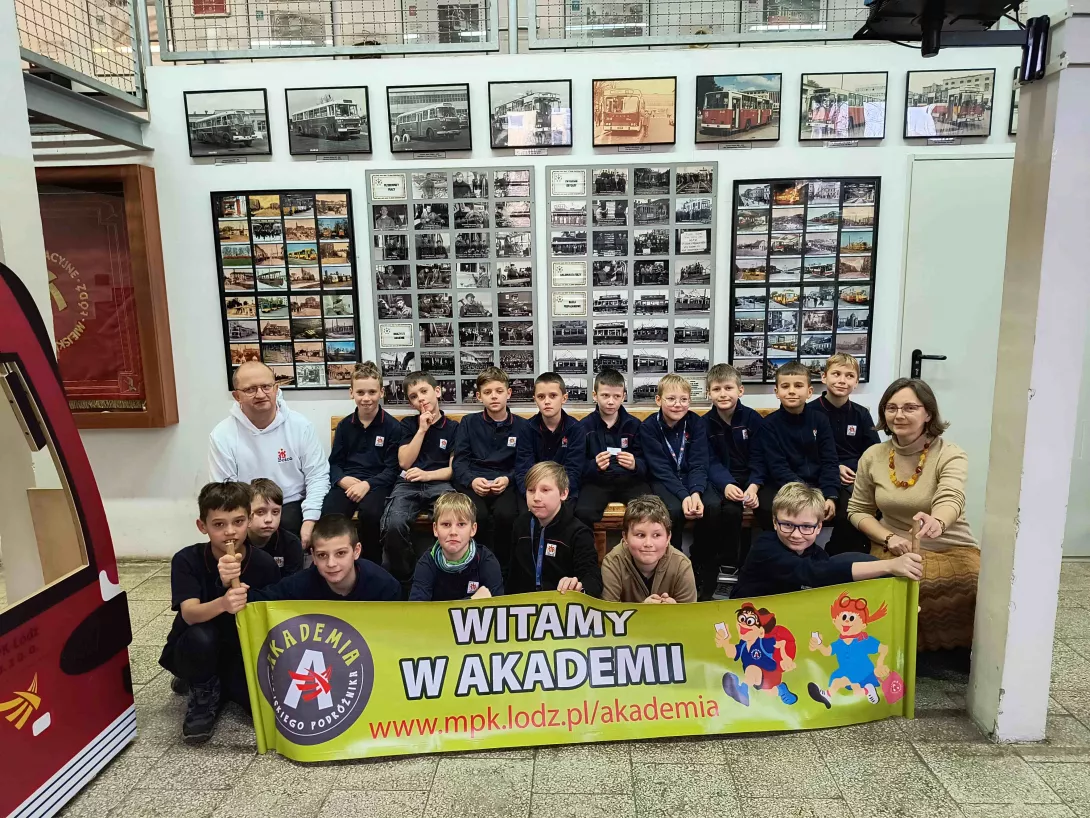 Uczniowie klasy 4b w Muzeum Komunikacji Miejskiej w Łodzi, zdjęcie grupowe