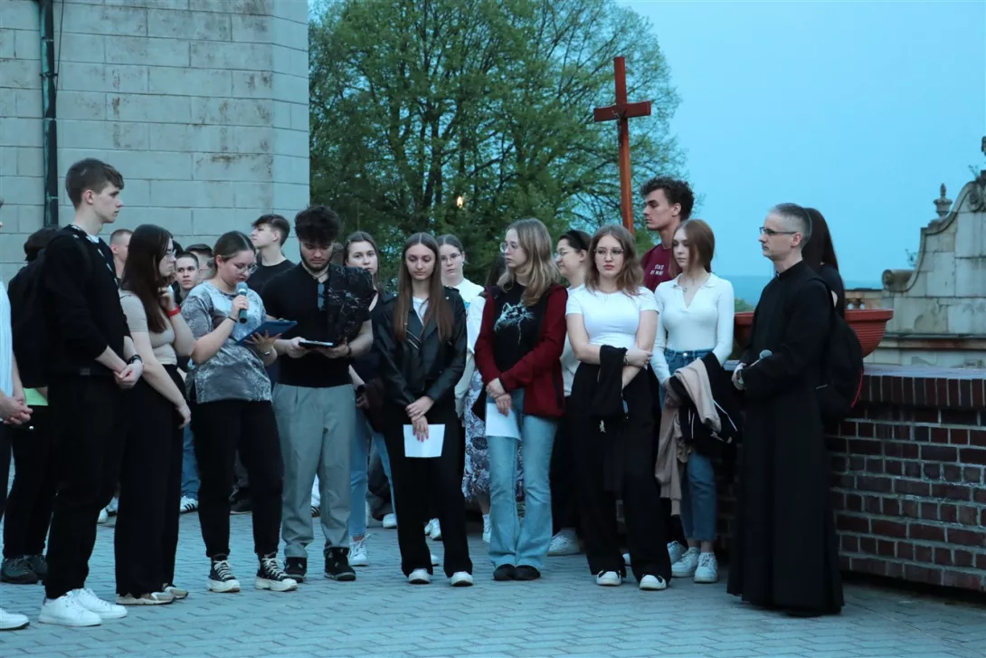 Maturzyści z Ostródy przewodniczący Drodze Krzyżowej