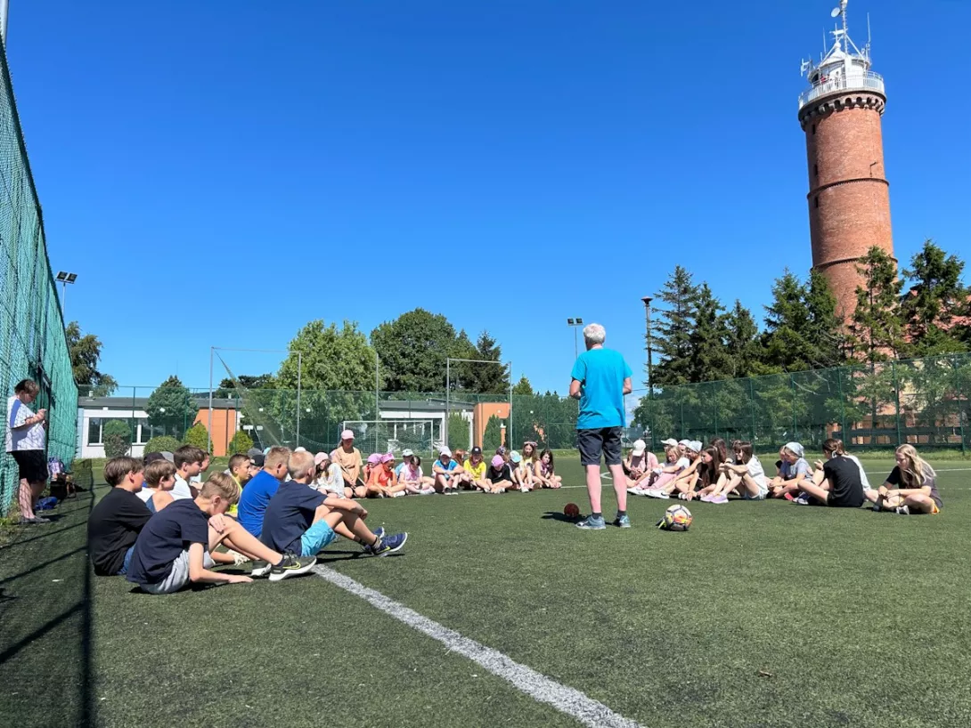 Zajęcia sportowe na boisku.