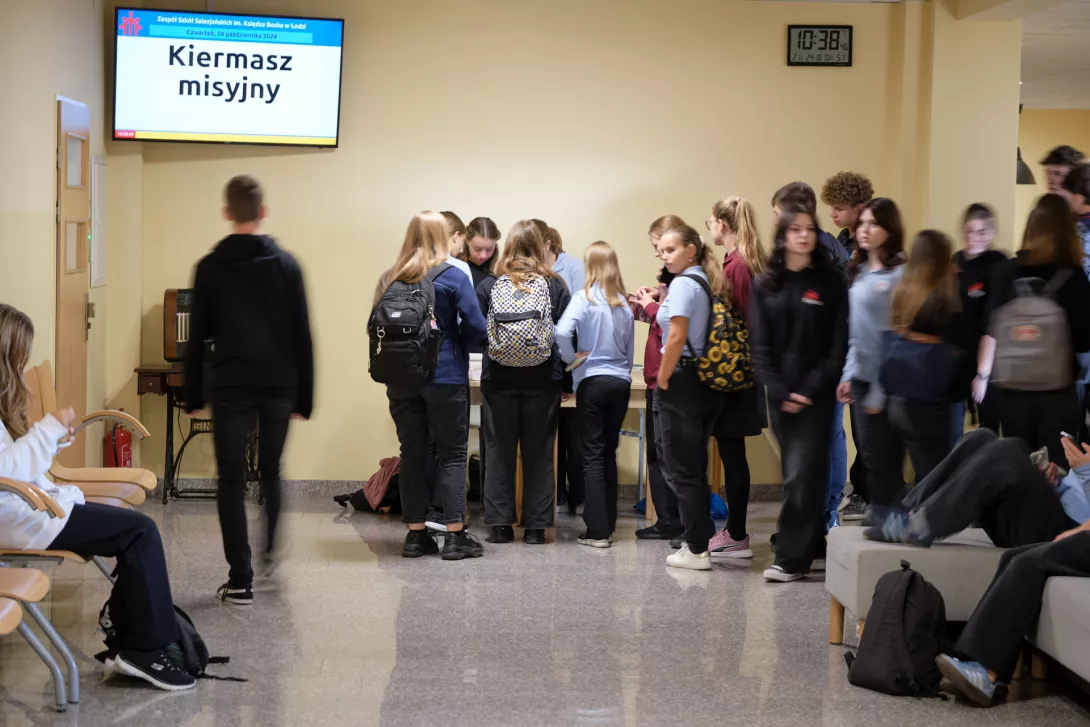 Uczniowie SLO kupujący słodkości podczas kiermaszu