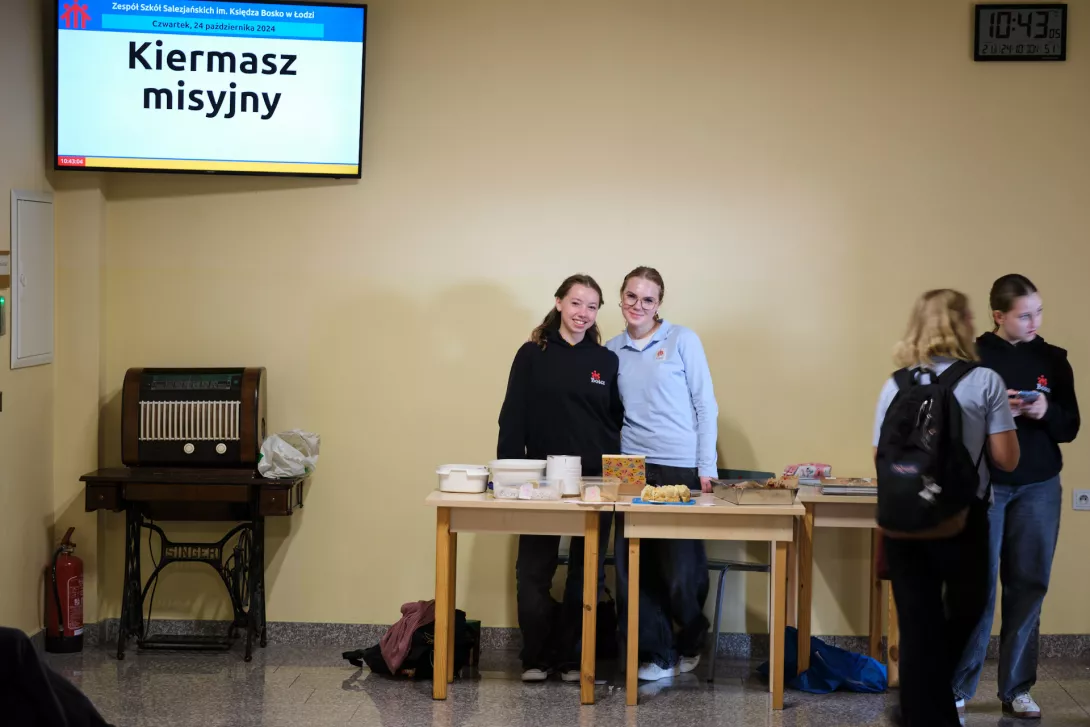 Dziewczęta ze Szkolnego Koła Misyjnego podczas kiermaszu