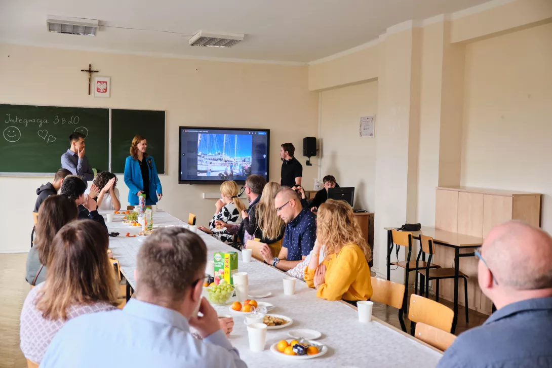 Uczniowie klasy 3 SLO opowiadają rodzicom o rejsie Pogorią, w którym uczestniczyli. (fot. Amelia Szymańska)