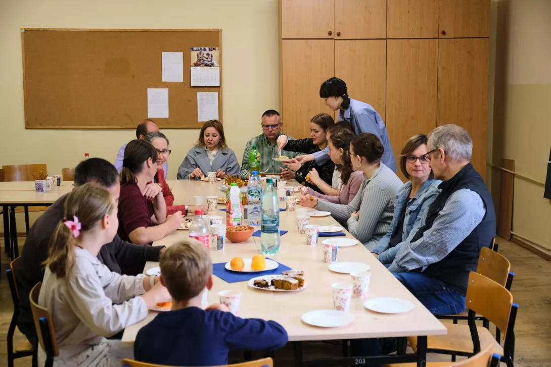 Rodzice i wychowawczyni klasy 2 SLO przy stole. (fot. Amelia Szymańska)