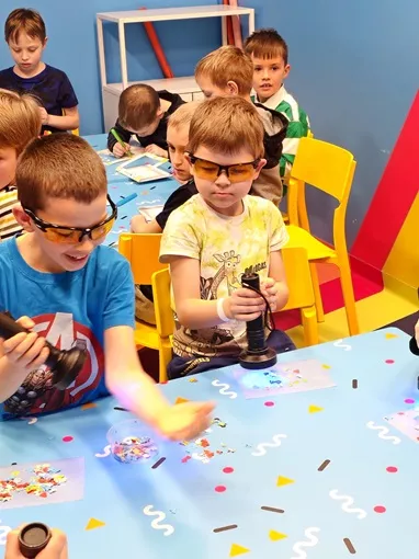 Uczniowie klasy 2D uczestniczą w warsztatach malowania światłem.