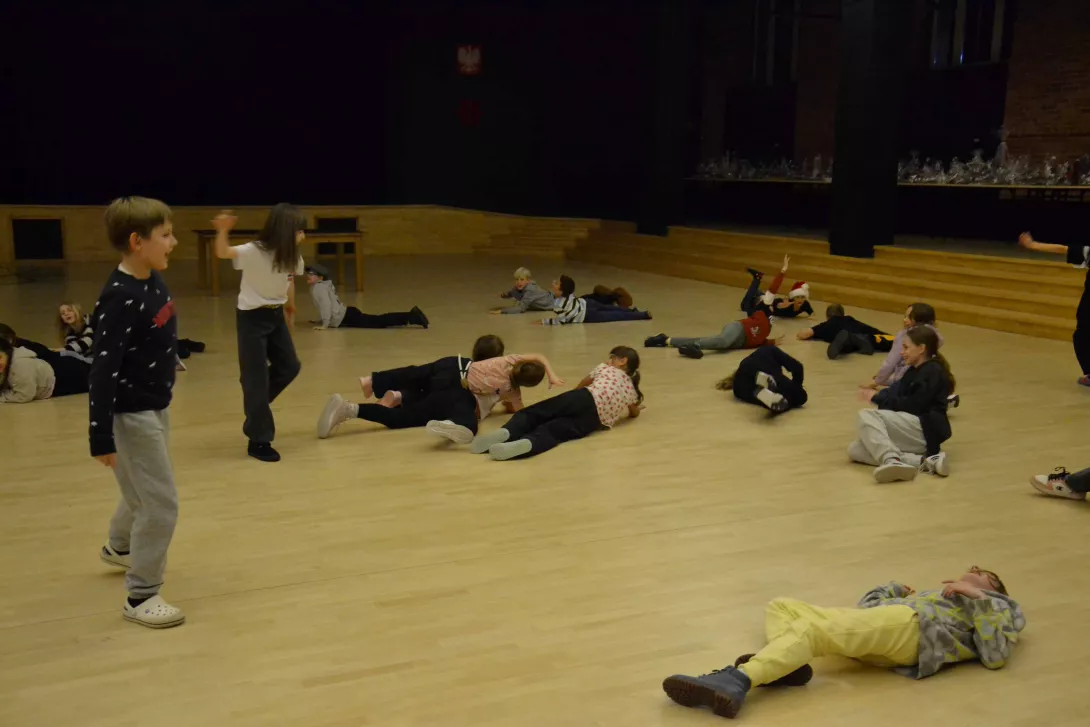 Aktorzy teatru Beznazwy bawią się w grę improwizacyjną.