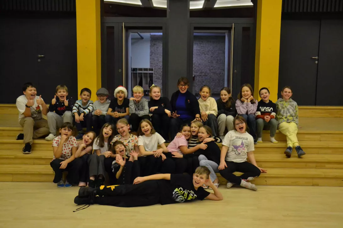 Grupa uczniów teatru Beznazwy w auli szkolnej.