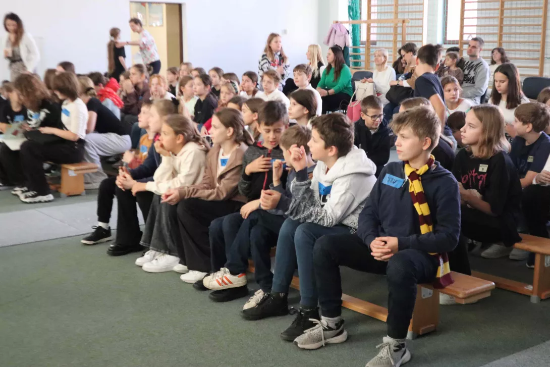 Aktorzy teatru Beznazwy, siedzący na widowni w czasie Przeglądu Inicjatyw Teatralnych Junior w Ostródzie. 