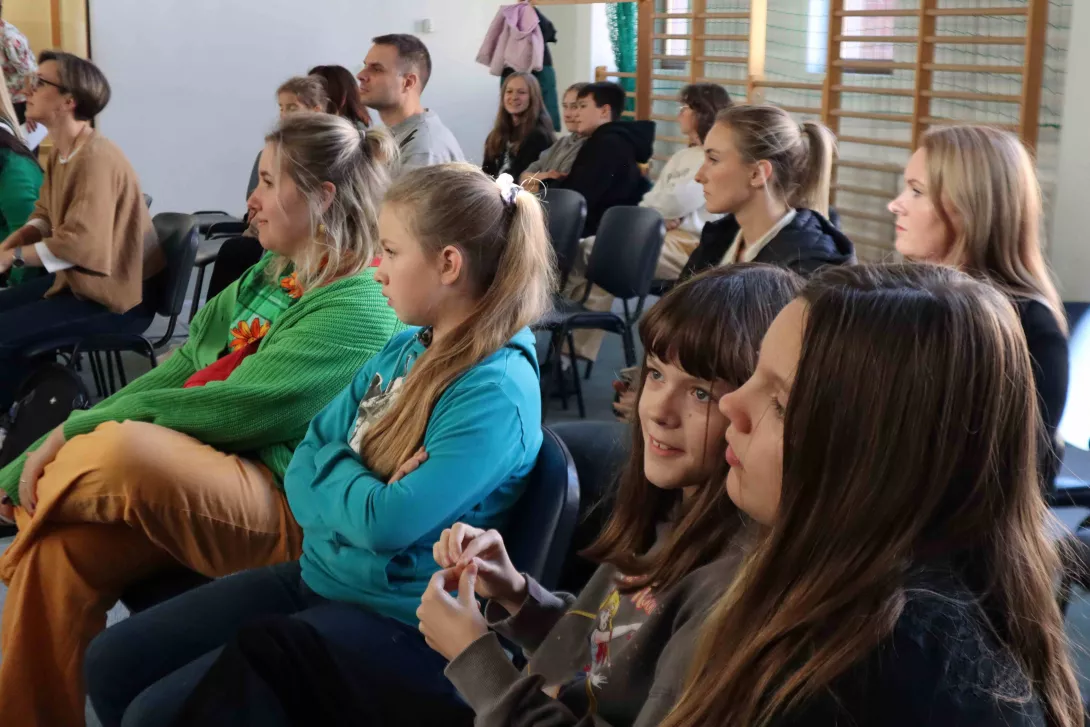 Aktorzy teatru Beznazwy, siedzący na widowni w czasie Przeglądu Inicjatyw Teatralnych Junior w Ostródzie. 