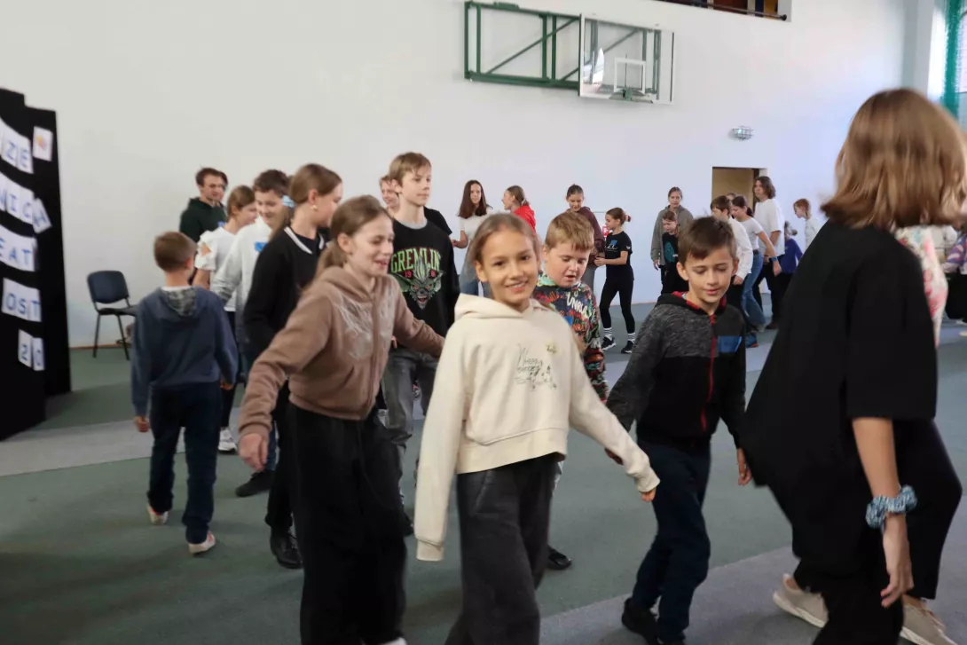 Wspólny taniec uczestników Przeglądu Inicjatyw Teatralnych w Ostródzie.