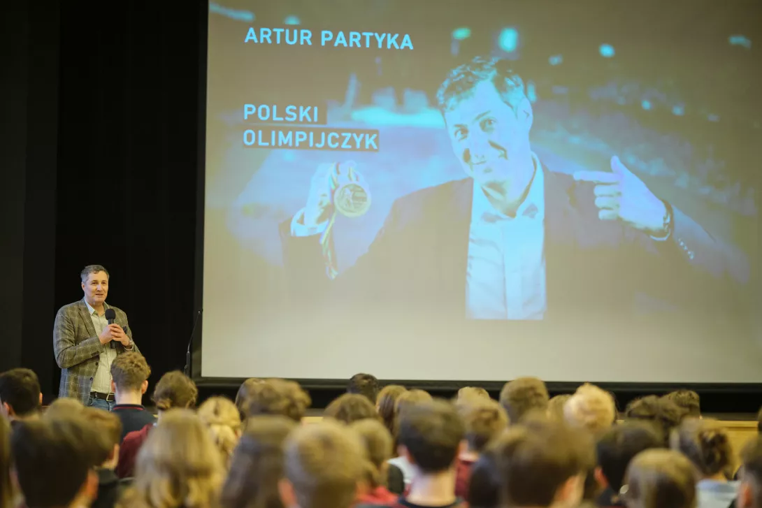 Spotkaniu towarzyszyła prezentacja przygotowana przez Samorząd SLO. (fot. Amelia Szymańska)