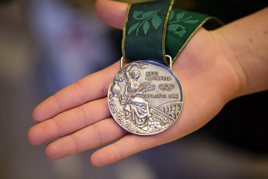 Tak prezentuje się srebrny medal Igrzysk Olimpijskich z Atlanty. (fot. Amelia Szymańska)