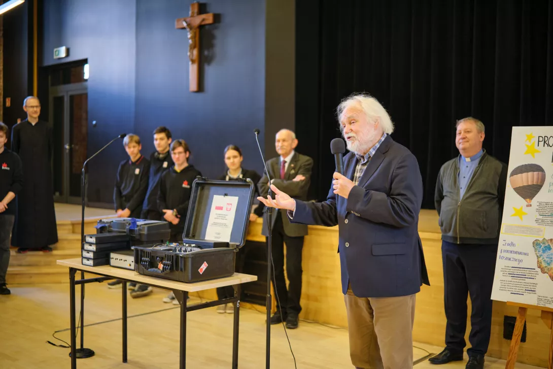 Prof. dr hab. Tadeusz Wibig wyjaśnia czym jest CREDO (Cosmic-Ray Extremely Distributed Obserwatory). (fot. Amelia Szymańska)