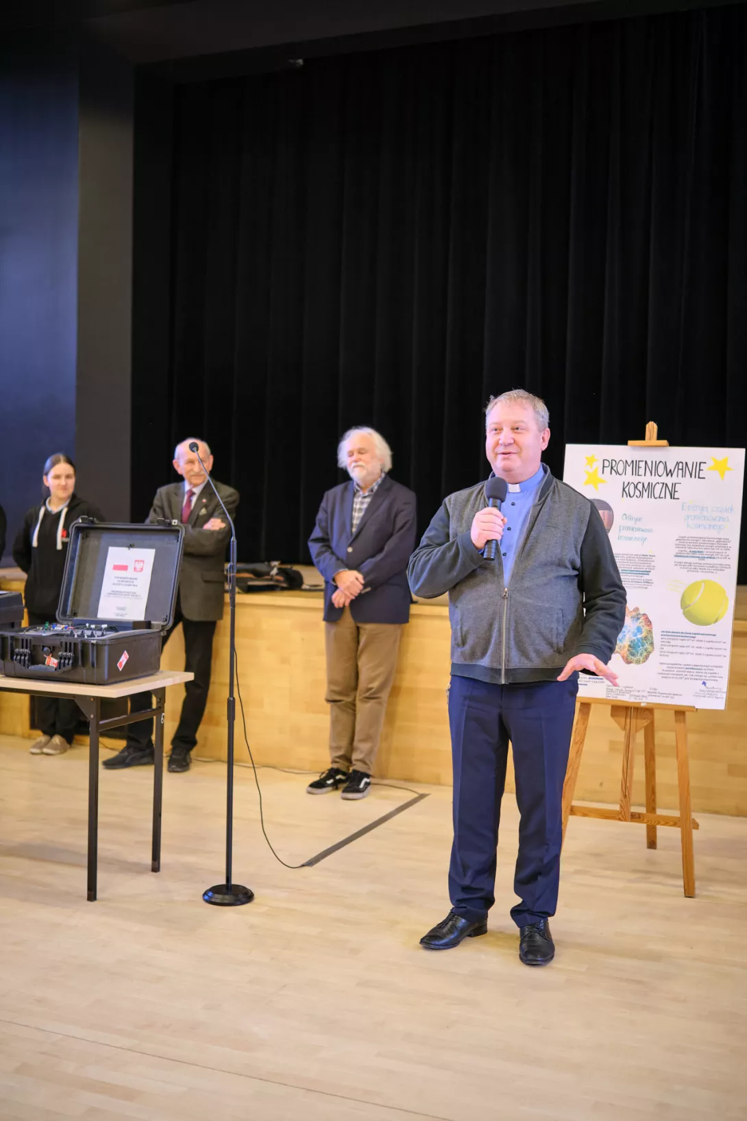 Dyrektor szkoły ks. Julian Dzierżak dziękuje p. Czekalskiemu i prof. Wibigowi. (fot. Amelia Szymańska)