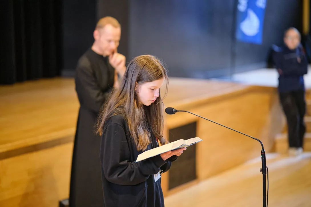 Liliana czyta fragment z Księgi Przysłów. (fot. Amelia Szymańska)