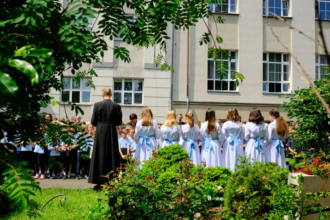 Słówko przed figurą Matki Bożej na dziedzińcu szkolnym w Uroczystość Wspomożycielki 24 maja 2024 r. (for. Amelia Szymańska)