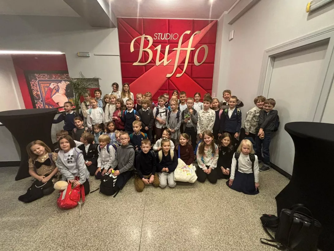 Zdjęcie grupowe klas 2a i 2b w Studio Buffo w Warszawie.