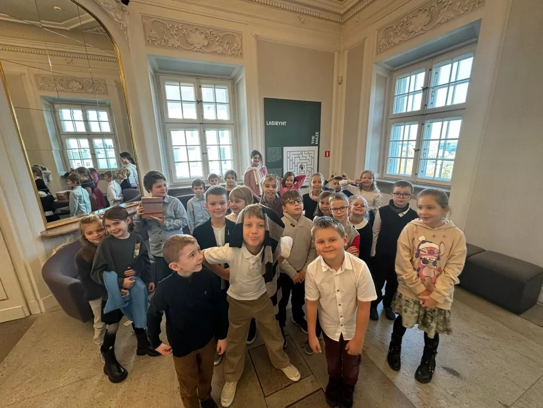 Grupa dzieci zwiedzająca Muzeum Fryderyka Chopina w Warszawie.