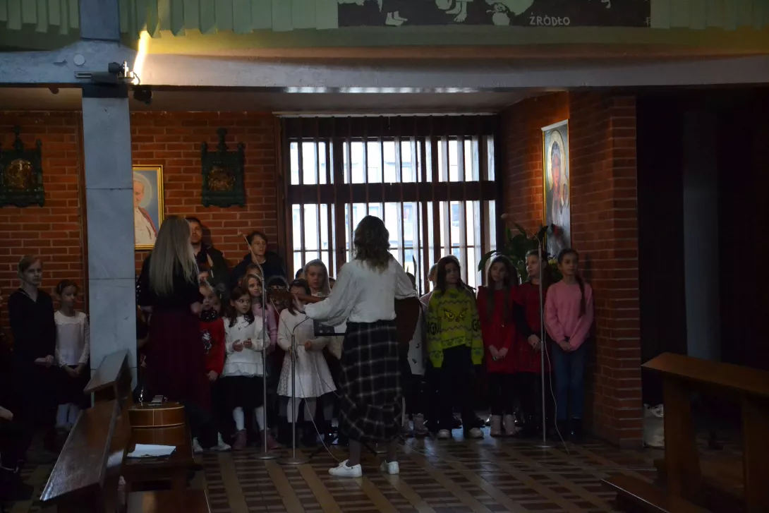 Schola w kościele, śpiewająca pieśń na dziękczynienie. 