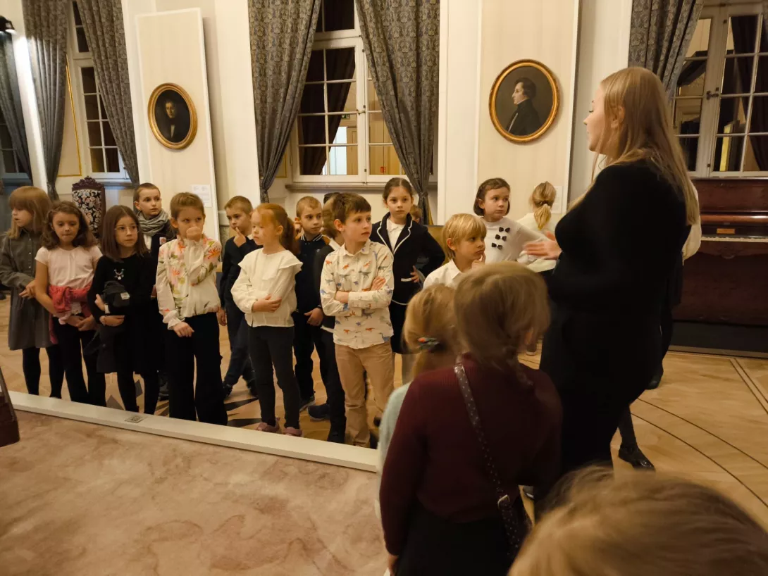 Grupa dzieci zwiedzająca Muzeum Fryderyka Chopina w Warszawie.