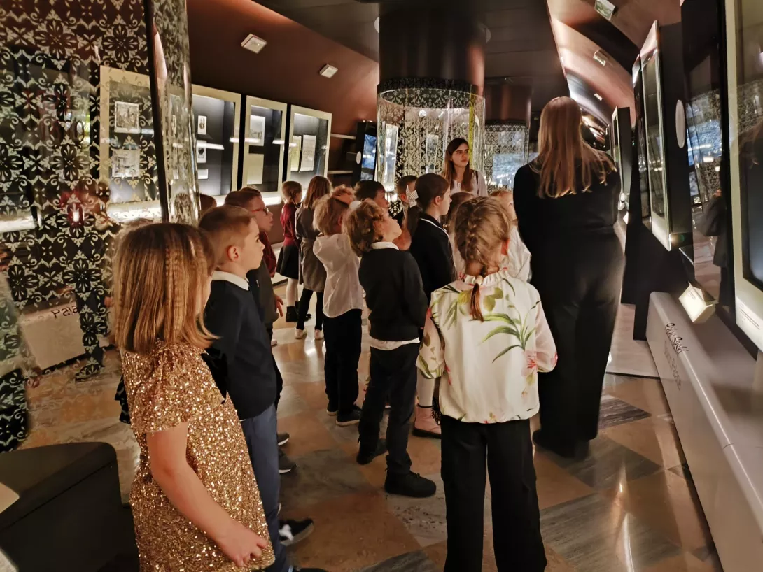 Grupa dzieci zwiedzająca Muzeum Fryderyka Chopina w Warszawie.
