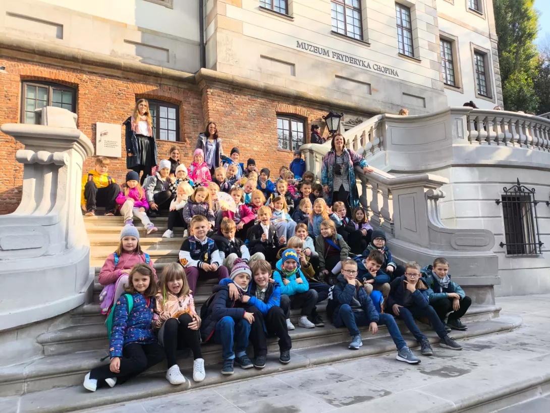 Zdjęcie grupowe klas 2a i 2b przed Muzeum Fryderyka Chopina w Warszawie.