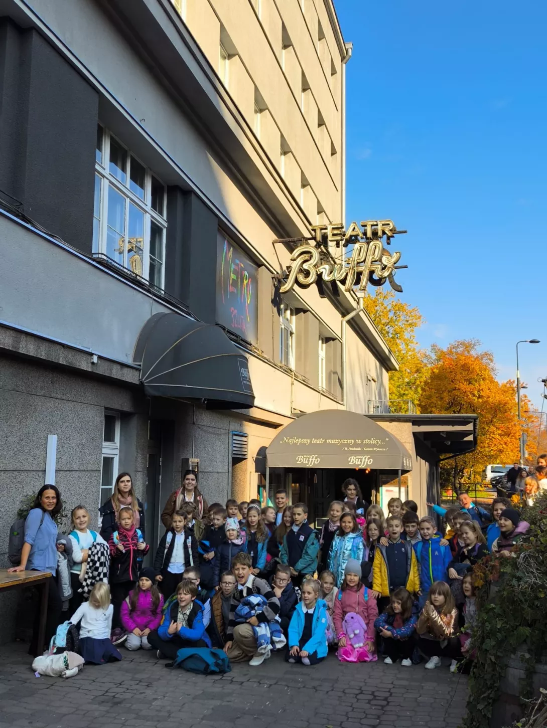 Zdjęcie grupowe klas 2a i 2b w Studio Buffo w Warszawie.