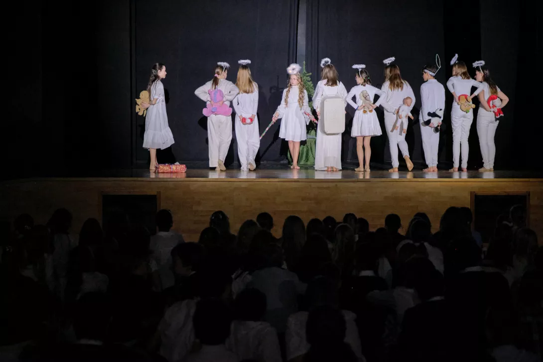 Scena z jasełek dla szkoły podstawowej w wykonaniu teatru Beznazwy.