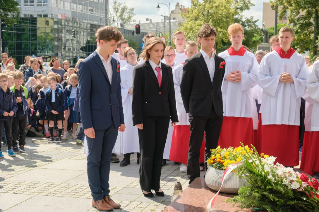 Złożenie kwiatów pod pomnikiem św. Jana Pawła II. (fot. Amelia Szymańska)