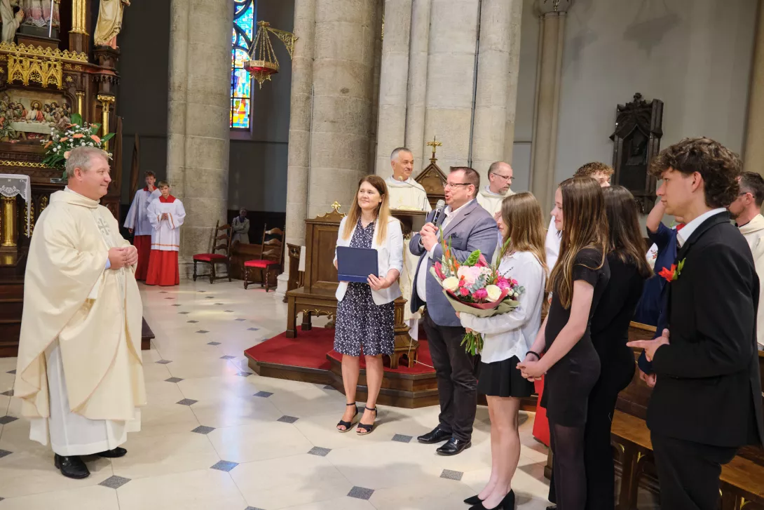 Podziękowania dla ks. Dyrektora Juliana Dzierżaka od Rodziców. (fot. Amelia Szymańska)