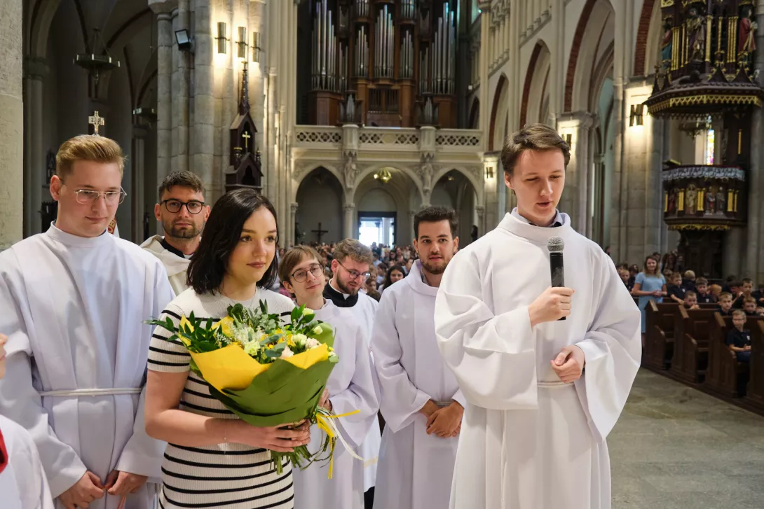 Podziękowania dla ks. Dyrektora Juliana Dzierżaka od Absolwentów. (fot. Amelia Szymańska)