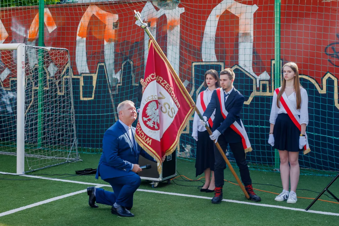 Dyrektor ks. Julian Dzierżak symbolicznie żegna się ze szkołą całując sztandar.