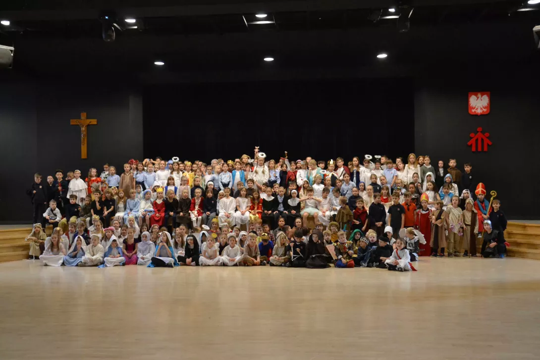 Uczestnicy balu Wszystkich Świętych - uczniowie klas wczesnoszkolnych. 