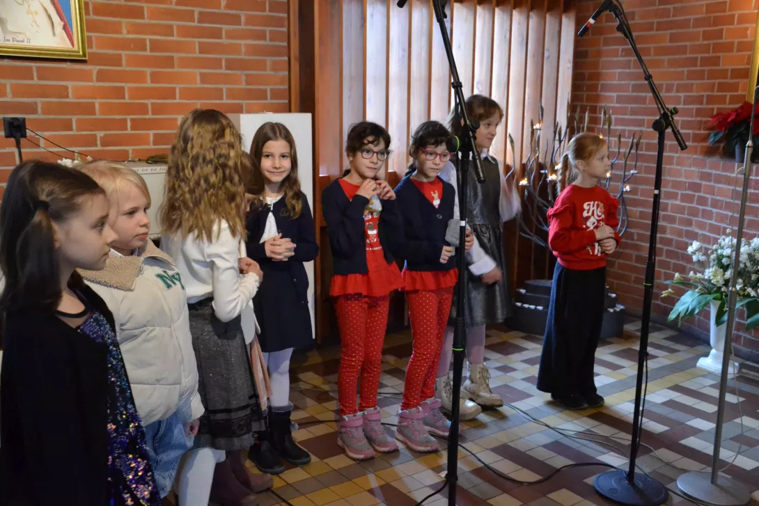 Schola śpiewająca w czasie Mszy Świętej. 