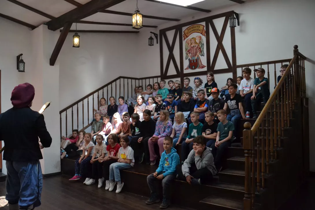 Zdjęcie grupowe klas 2a i 2b w Piernikarnii Starotoruńskiej. 