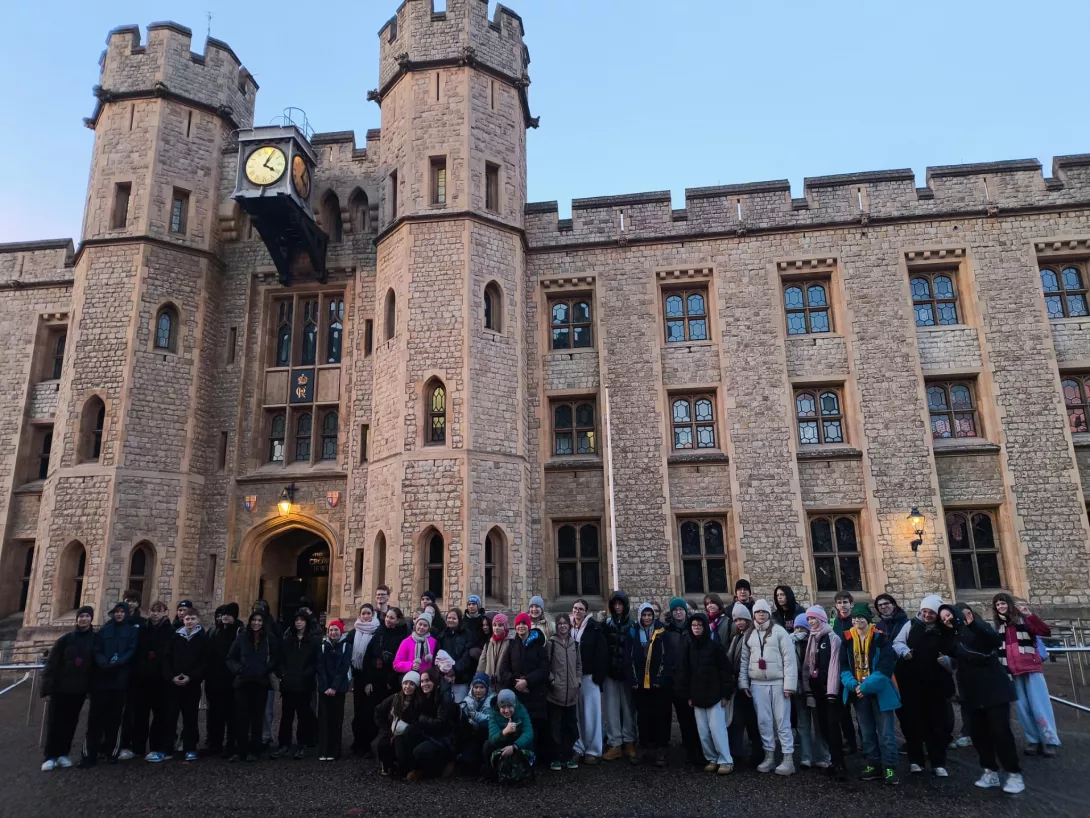 Zdjęcie grupowe na tle londyńskiej Twierdzy Tower.