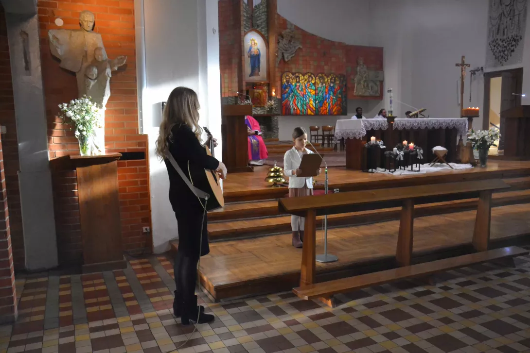 Uczennica śpiewająca w czasie Mszy Świętej. 