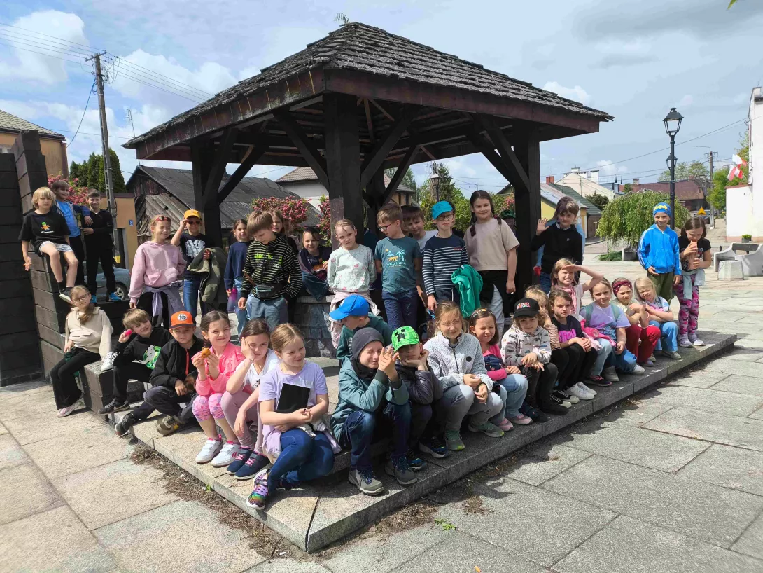 Zdjęcie grupowe klas 2a i 2b w Czerwińsku nad Wisłą. 