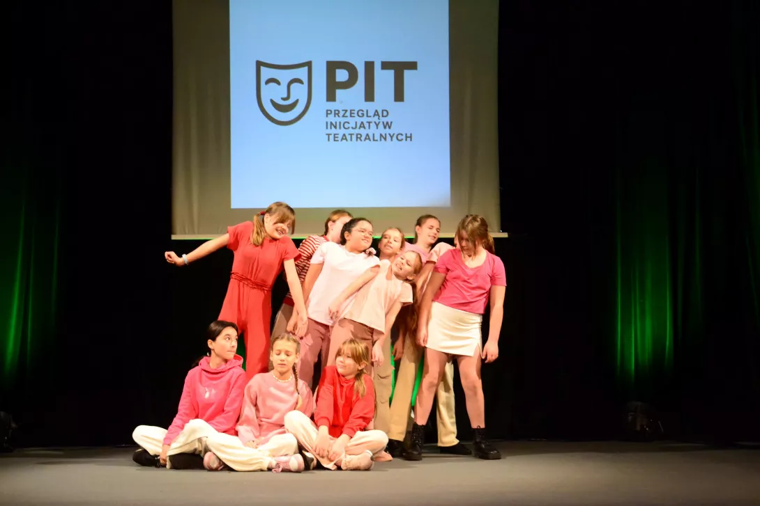 Beznazwy klas 5 i 6 w etiudzie teatralnej "Rzepka", wyreżyserowanej przez Zuzannę Kluszczyńską. 