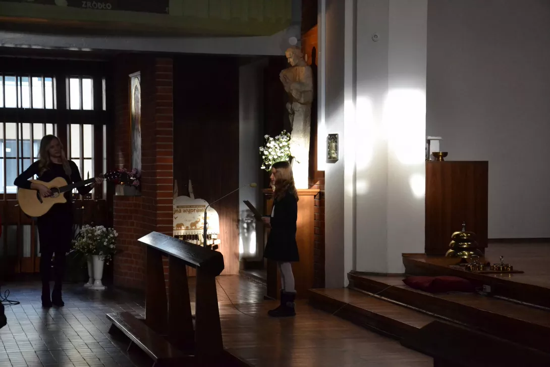 Uczennica śpiewająca w czasie Mszy Świętej. 