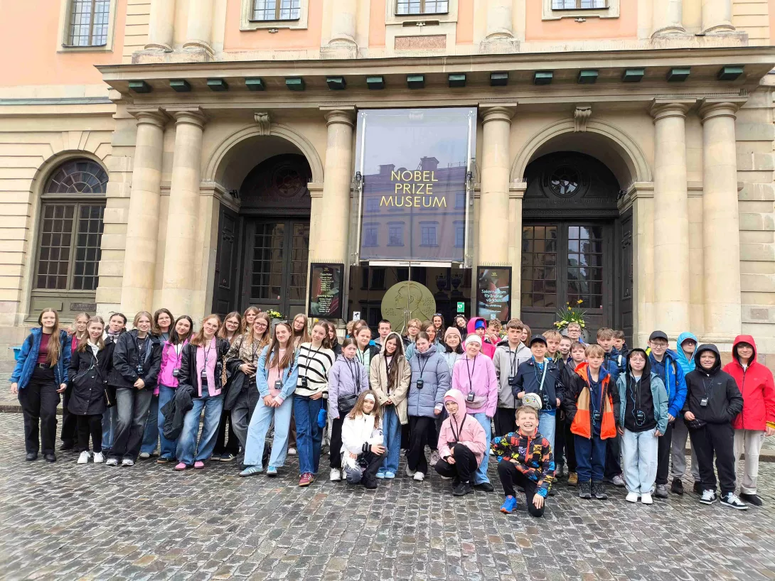 Zdjęcie grupowe uczestników wycieczki przed budynkiem muzeum Nobla w Sztokholmie.
