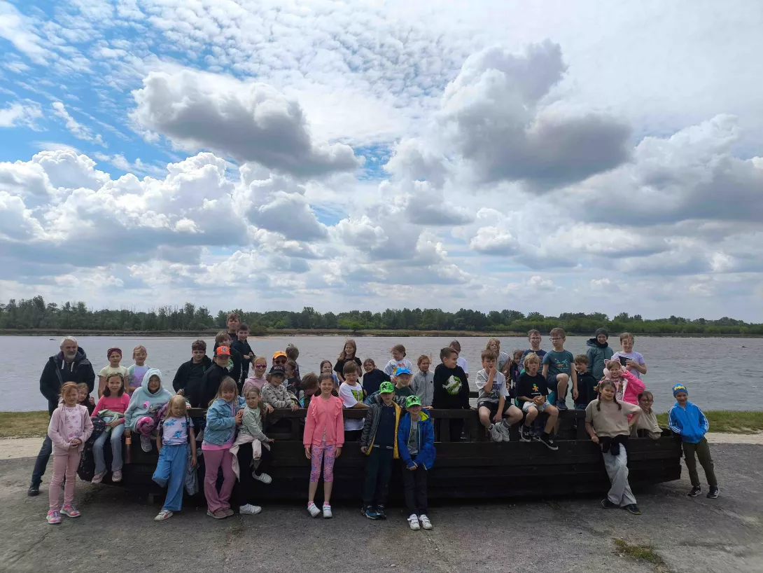 Zdjęcie grupowe klas 2a i 2b w Czerwińsku nad Wisłą. 