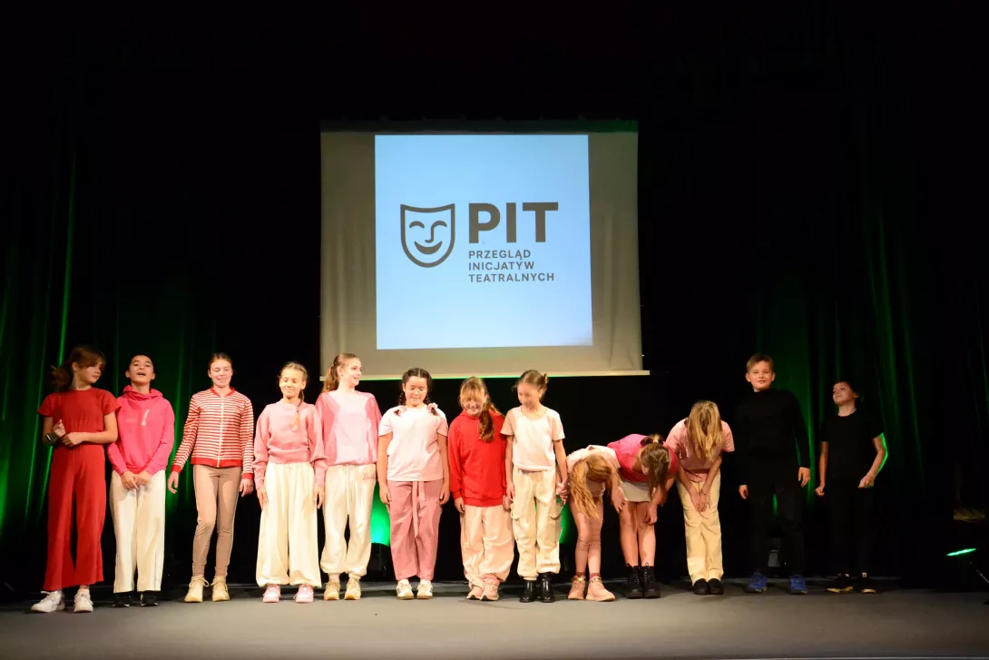 Beznazwy klas 5 i 6 w etiudzie teatralnej "Rzepka", wyreżyserowanej przez Zuzannę Kluszczyńską. 