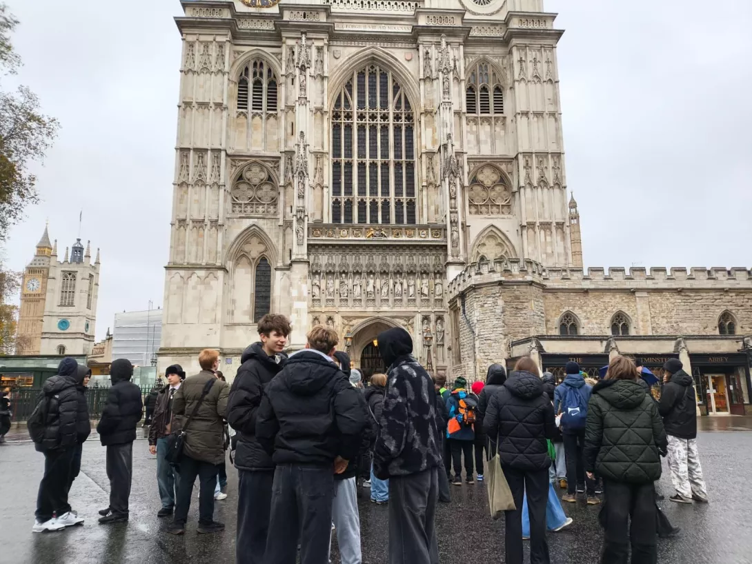 Słuchanie historii o londyńskiej katedrze Westminster.