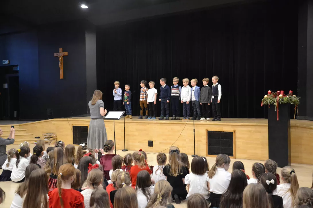 Uczniowie klasy 1b śpiewający w czasie świątecznej uroczystości klas wczesnoszkolnych. 