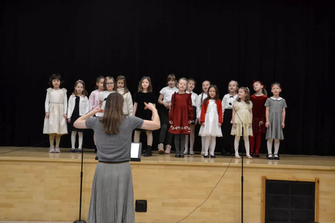 Uczennice klasy 1c śpiewające w czasie świątecznej uroczystości klas wczesnoszkolnych. 